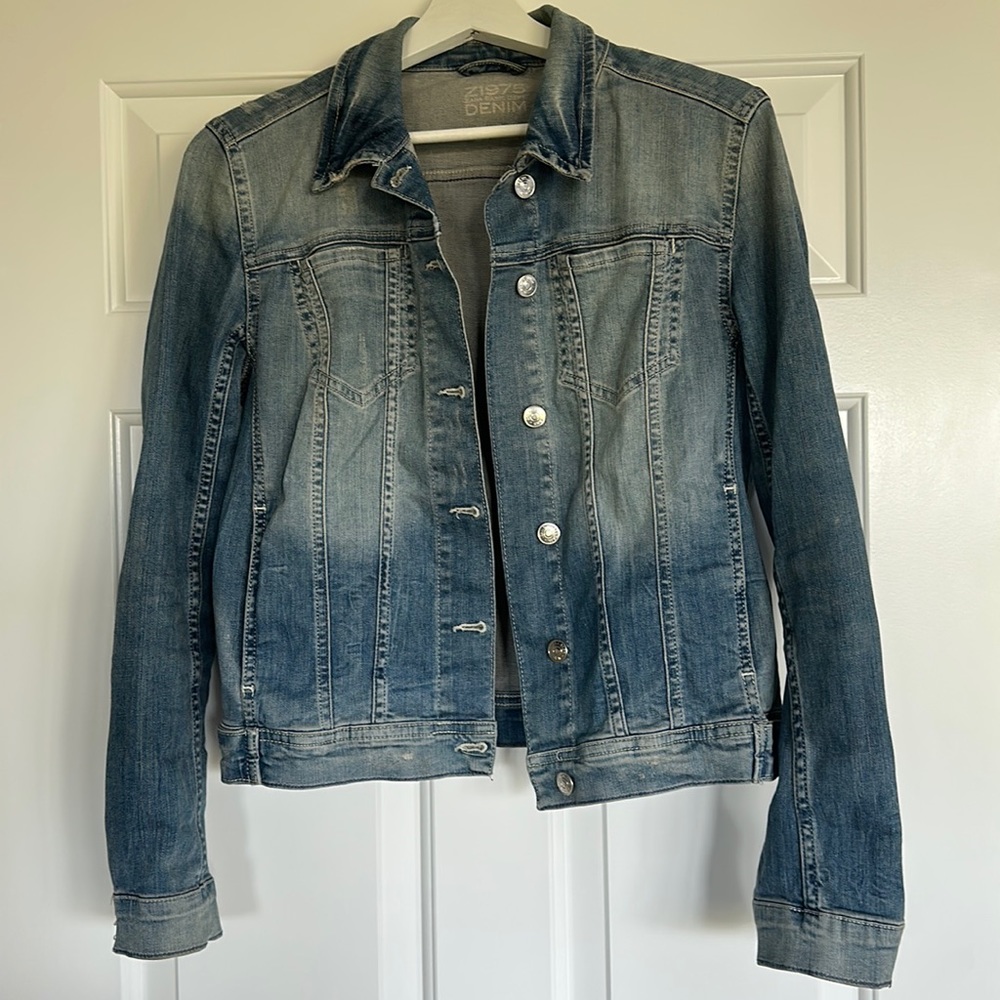 Preowned Zara jean jacket distressed look size medium